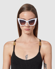 Carica l'immagine nel visualizzatore di Gallery, GD0026 Cat-eye sunglasses : Women Sunglasses White | GCDS
