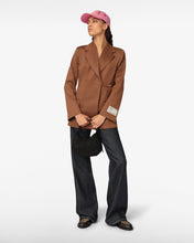Carica l&#39;immagine nel visualizzatore di Gallery, Pinstripe Clip Blazer | Women Coats &amp; Jackets Brown | GCDS®
