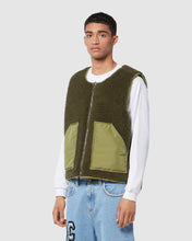 Carica l&#39;immagine nel visualizzatore di Gallery, Plush reversible vest: Men Outerwear Military Green | GCDS
