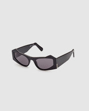 Load image into Gallery viewer, GD022 CAT-EYE SUNGLASSES: Unisex Sunglasses Black | GCDS
